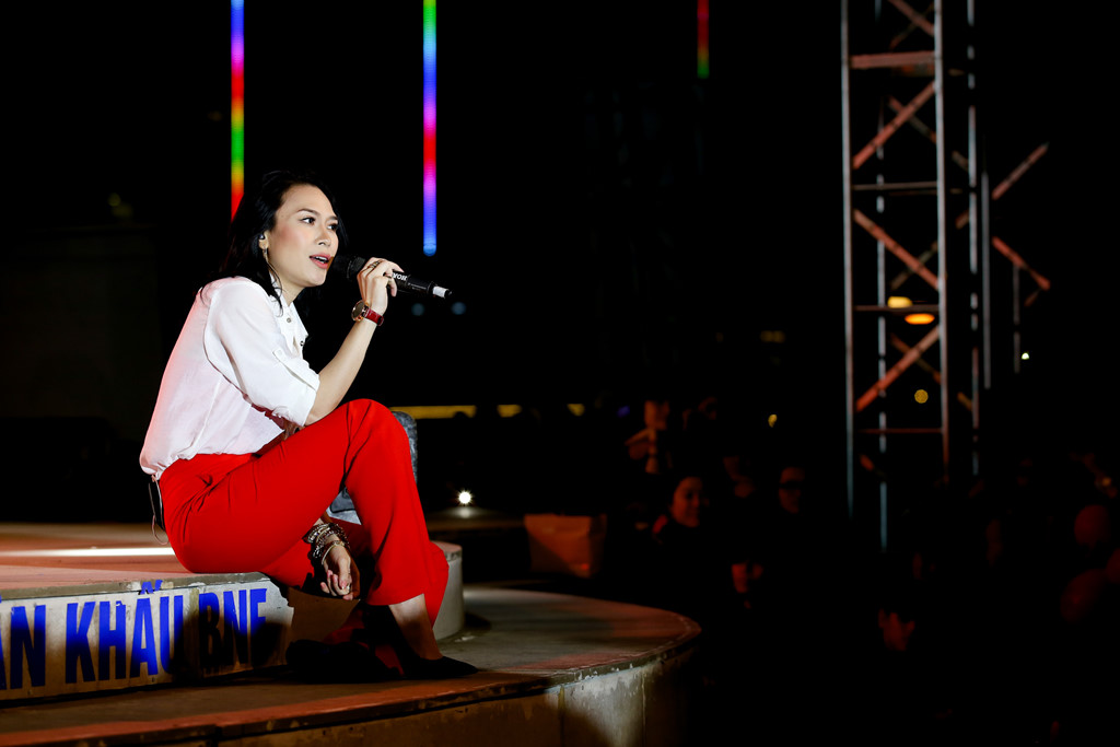 Mỹ Tâm cuồng nhiệt cùng hàng nghìn khán giả Đà Nẵng bất chấp mưa lạnh